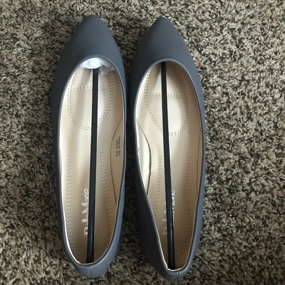 Brand-new gray flat size 8.5
